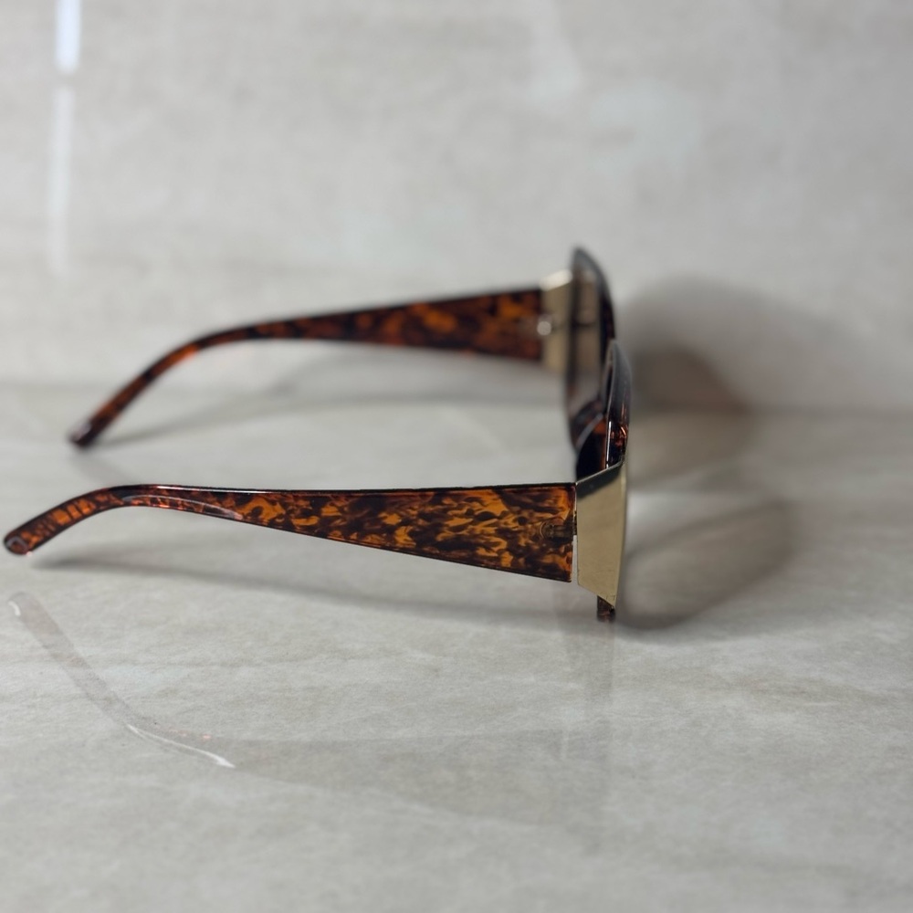 Tortoise Shell Women's Sunglasses - Picture 5 of 6